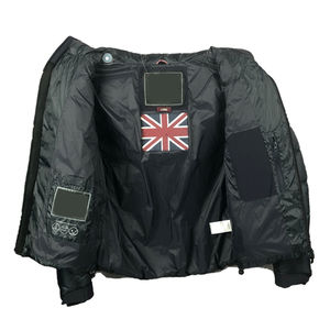 Chaqueta acolchada Diseño personalizado Detalles de punto deportivo se presenta en la capucha y los puños Chaqueta de hombre con Dos bolsillos grandes - Product Image 6