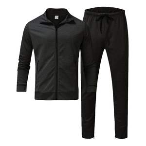 Survêtement de style sportif conçu avec un tissu confortable et une forme décontractée pour les échauffements et les mouvements quotidiens - Product Image 1