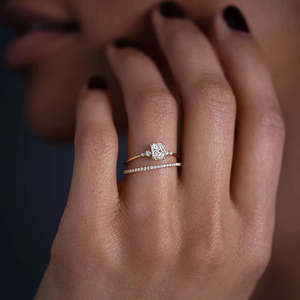 Anillo de compromiso de moissanita de cinco piedras de corte radiante elegante y lujoso Tipo de producto de gama alta - Product Image 1