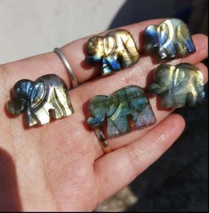Labradorita de moda 5-10mm aproximadamente elefante tallado piedra preciosa tallada a mano para hacer joyería de moda y regalo de Navidad - Product Image 1