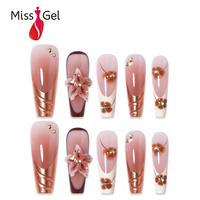 Lot de 32 faux ongles à presser rose poudré nude, longs et effilés, forme cercueil, avec French manucure rose doré et motif floral 3D marron