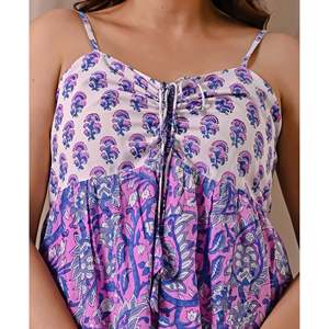 Vestido de Algodón Estampado en Bloques Blanco y Morado con Tirantes Finos y Cintura Imperio, Estilo Elegante Casual para Oficina, Transpirable y Cómodo - Product Image 2