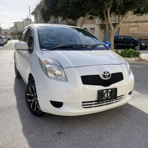 Toyota Vitz 2006 Usado, Automático, R20, Volante a la Izquierda, Hatchback, Portaequipajes de Aluminio, Cámara, 1 Propietario, 50k-75k Millas - Product Image 1