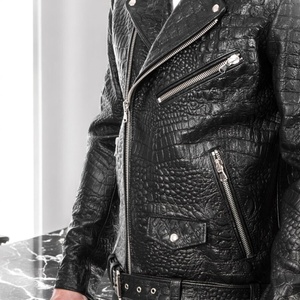 Chaqueta de cuero vacuno con relieve de cocodrilo, que ofrece una durabilidad superior, una estructura elegante y un acabado pulido. - Product Image 5