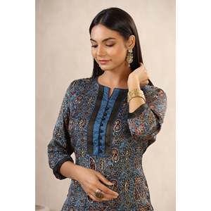 Aafrah Shifa Ajrakh Modal-Seide Kurta-Set mit Dupion-Seide Hose - Product Image 1