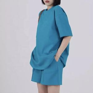 Survêtement 2 pièces personnalisé pour femmes avec t-shirt brodé pantalon court taille haute respirant pantalon court taille haute ensemble de t-shirts - Product Image 1