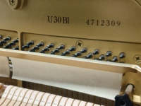Piano droit Yamaha U30BL, 88 touches lestées, finition bois noir classique, montage au sol, plancher de vibration en bois massif, U3