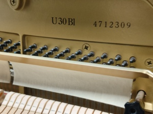 เปียโนยามาฮ่า U30BL แบบตั้งพื้น 88 คีย์ คีย์แบบถ่วงน้ำหนัก สีดำคลาสสิก โครงสร้างไม้เนื้อแข็ง แผ่นสะท้อนเสียงไม้แท้ U3 - Product Image 4
