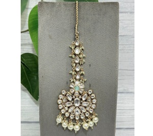 Hermoso Tikka de Latón Chapado en Oro de Primera Calidad con Aspecto de Piedra, Estilo Kundan, para Mujeres y Niñas, para Fiestas y Bodas - Product Image 1
