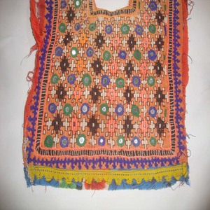 Blusa Vintage Afgana Baloch Tribal Banjara con Bordado Ne Yoke, Apliques de Espejo y Parches, de Algodón Transpirable y Ligero - Product Image 3