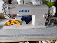 Machine à coudre industrielle à point droit simple aiguille JUKI DDL-5550N d'occasion pour vêtements