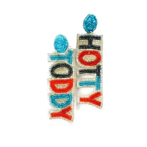 Boucles d'oreilles en forme de chopes de bière perlées faites à la main pour l'Oktoberfest, design Stella doré, bijoux festifs à pendentif pour femmes - Product Image 5