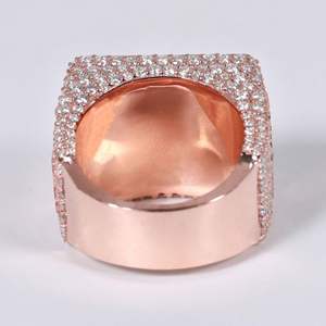 Goteo en nuestro anillo de diamantes de laboratorio de oro Premium de 14 kt, amado por la claridad VVS, para la familia del hip-hop. - Product Image 2