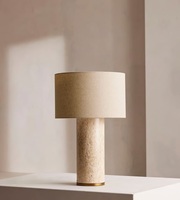 Lampe de table en marbre travertin de luxe avec abat-jour en tissu de lin, base en laiton, lumière ambiante chaude, décoration d'intérieur moderne