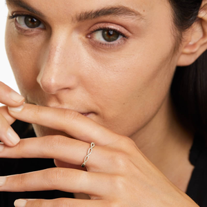 Delicado anillo de banda delicada de diamante cultivado en laboratorio de forma redonda, oro amarillo de 10K, diseño elegante y moderno para uso diario, regalo para mujer - Product Image 3