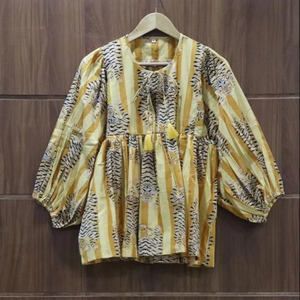 Minivestido con estampado de bloques de tigre Kyra con cierre de hilo con logotipo frontal de tela tejida con cuello profundo - Product Image 5