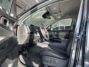 2024 pour Sorento S AWD SUV Automatique Conduite à gauche Intérieur foncé Sièges en cuir Pneus R19 7 places Toit ouvrant - Product Image 4