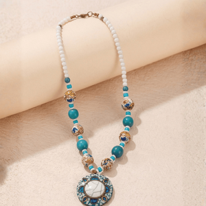 Collier Pendentif Tendance Saphir Sands, Forme Géométrique Fleurie, Plaqué Or Rhodié, avec Maillons en Cuivre, Diamant et Perle - Product Image 1