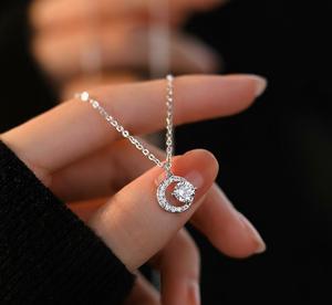 Collar con Colgante de Plata de Ley 925 con Moissanita de 1.00 Quilates en Forma de Luna Creciente, Elegante y Ligero, Regalo de Lujo para Bodas y Fiestas para Mujer - Product Image 5