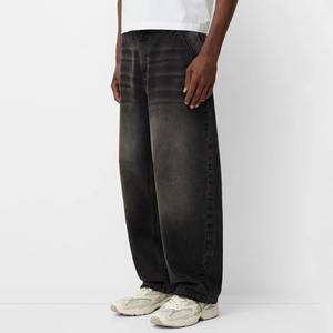 กางเกงยีนส์ผู้ชายทรงตรงเอวสูง มีกระเป๋า 2 ช่อง ล้างสีซีดแบบซันเฟด ผลิตด้วยเทคนิค OEM ทรงแบ็กกี้ - Product Image 2