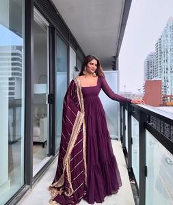 Vestidos Anarkali de estilo indio con elegante tejido de imitación de georgette, cómodo interior y volantes, disponibles en tallas grandes. - Product Image 1