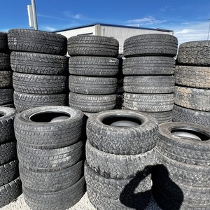 Déchets de pneus de haute qualité prêts pour les commandes de gros volume, fournissant un matériau solide pour la production en usine et les opérations de recyclage - Product Image 4