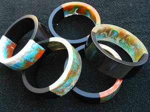 Pulsera abierta suave en forma de arco de Color Carey retro, una pulsera de textura fina de brazaletes de resina de nicho - Product Image 6