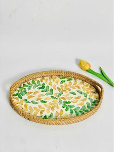 La bandeja de ratán duradera proporciona una superficie confiable para comer y entretenerse todos los días - Product Image 3