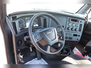 LISTOS PARA ENVIAR: Camiones Freightliner Conventional Sleeper Tractor Cascadia 126 Modelos 2023, 2024, 2025 en Venta - Product Image 4