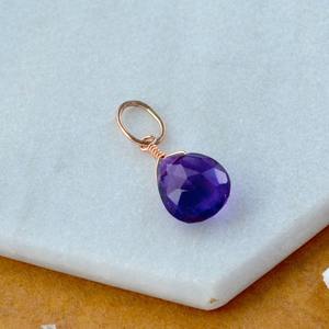Pendentif en forme de larme en améthyste foncée, pierre précieuse violet foncé, plaqué or, charme délicat fait à la main, bijoux pour femmes - Product Image 5