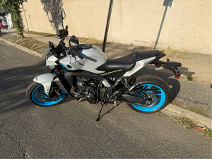 Meilleure offre de prix de gros Nouveau modèle 2025/2026 Yamahas MT09 ABS EFI 890cc 6 vitesses Moto de rue à trois cylindres Fournisseur OEM - Product Image 3