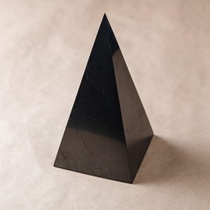 Pyramide haute en shungite polie de 3,5 po (90 mm) - Product Image 4