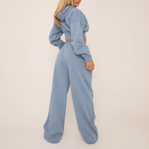 Chándal recortado personalizado para mujer, traje de dos piezas con estampado de logotipo, chándal cómodo y elegante para entrenamiento y descanso - Product Image 3