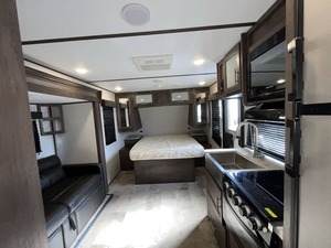 Coleman Light 1805RB High Country Usado del 2021 con Alto Rendimiento y Comodidades Disponible para la Venta - Product Image 3