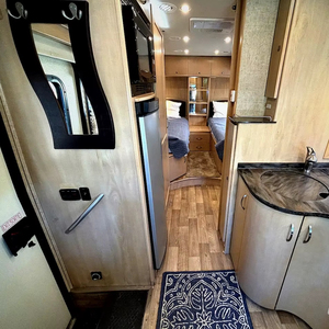 ผู้จัดจำหน่ายรถบ้านมือสอง ปี 2013 Leisure Travel Unity U 2 4 T B Class B+ - Product Image 3