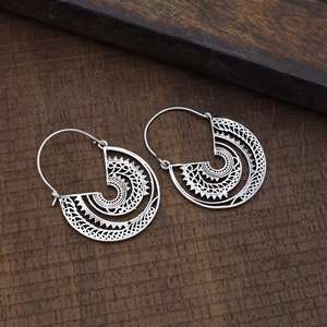 Boucles d'oreilles créoles mandala bohèmes au design tendance, en laiton tribal, plaquées argent, motif filigrane demi-lune pour femmes, pour la vente en gros/OEM/ODM - Product Image 4