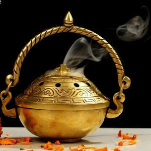 Brûleur d'encens en laiton finition antique pour les maisons rustiques, ajoutant un caractère vintage et un parfum doux - Product Image 1