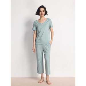 Ensemble de vêtements de détente d'été haut de gamme personnalisé : Robe de nuit à col en V et manches courtes & Pantalon court en bambou doux tricoté avec bordure en dentelle et élasthanne - Product Image 5