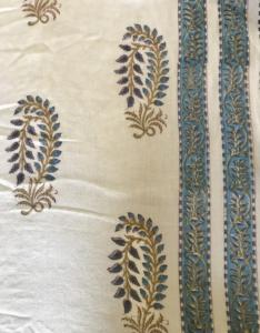 ผ้าฝ้ายพิมพ์ลายด้วยมือ ลายเพสลีย์ บูตะ พร้อมขอบลายดอกไม้ |   ผ้าสีขาวน้ำเงินอินเดีย - Product Image 1