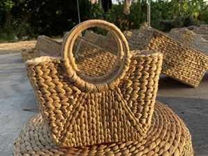 กระเป๋าผักตบชวาวินเทจสำหรับผู้หญิงสีธรรมชาติทันสมัยและมีคุณภาพสูงจากเวียดนาม - Product Image 4