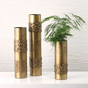 Vase à fleurs en métal tendance pour la décoration de pièce contemporaine avec une finition propre et une touche artistique moderne - Product Image 3