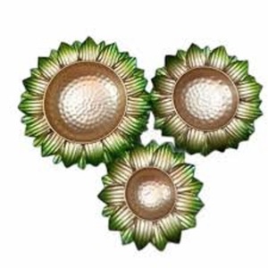 Cuenco de latón con decoración de flores, Juego de 3 portavelas - Product Image 1