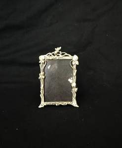 Cadre photo en métal de luxe adapté aux salons, aux chambres à coucher, aux bureaux, avec un attrait classique et un design de qualité durable - Product Image 1