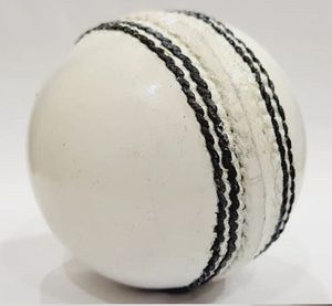 Balón de Cricket de Cuero Rojo Personalizado Premium, Costura Duradera, Alta Visibilidad para Partidos de Overs Limitados, SHREE BALA JI ENTERPRISES WA129 - Product Image 3