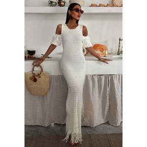 Vestido de punto transpirable 2862 con detalle en los hombros y falda con borlas, cintura natural - Product Image 4