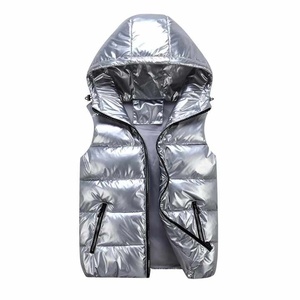 Blouson matelassé à capuche de luxe avec logo personnalisé et design imperméable à l'avant pour les climats froids - Product Image 2
