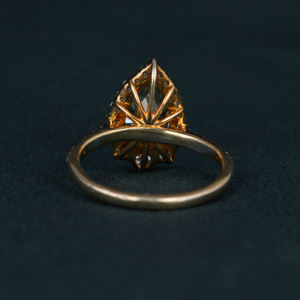 Anillo de Compromiso de Oro de 18KT Elegante para Mujer, Diamante de Corte de Pera Azul Clásico con Ajuste de Halo, Diamante Creado en Laboratorio, Certificado IGI - Product Image 3