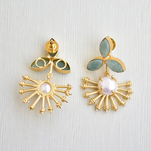 Boucles d'oreilles statement en laiton faites à la main, avec cristaux de guérison authentiques et perles d'eau douce, finition plaquée or 18 carats, style bohème classique - Product Image 6