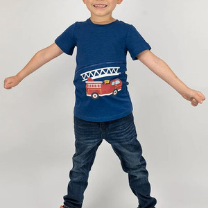 Camiseta de Diseño Personalizado Azul Marino 100% Algodón con Cierre en Forma de G para Acceso Abdominal, Cierre Diagonal para Uso Hospitalario, Camiseta para Niños - Product Image 3