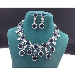 Grossiste indien AD Ensemble de bijoux pour femmes Superbe collier et boucles d'oreilles en diamant américain disponibles en vrac - Product Image 1